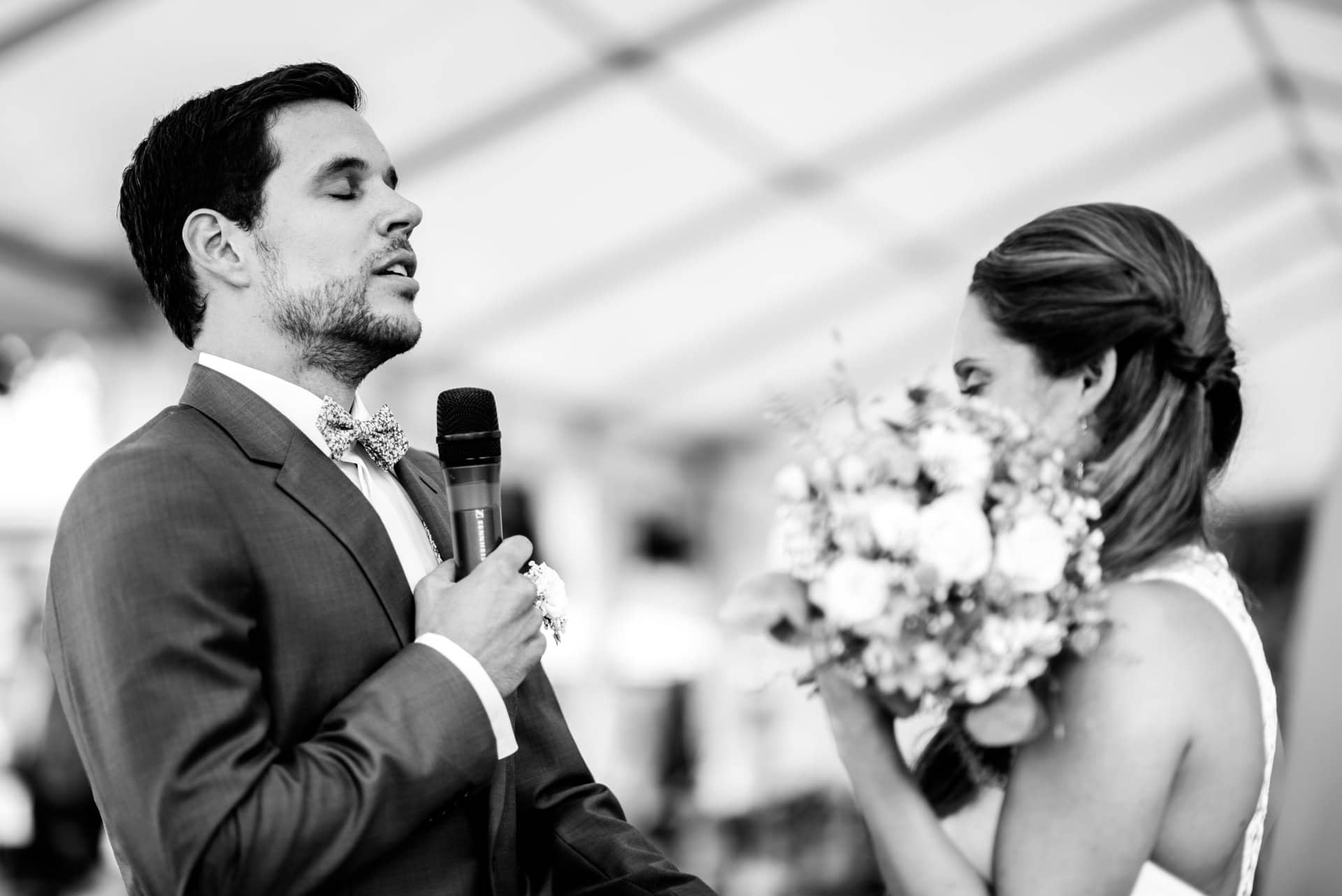 Le marié s'exprime lors de la cérémonie
