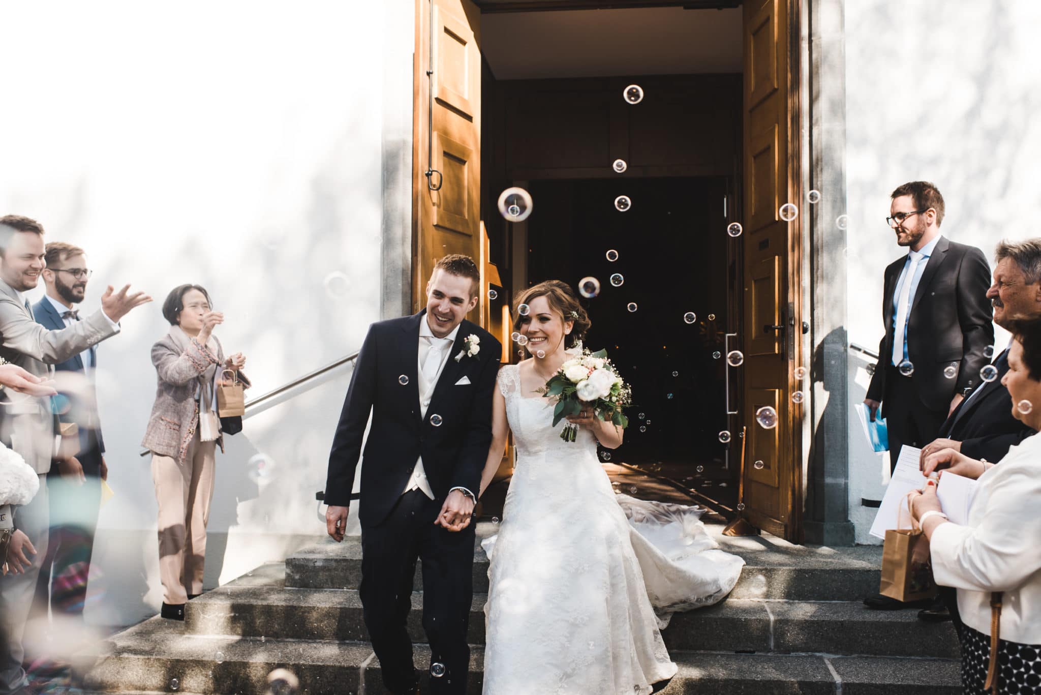 Les mariés sortent de l'Eglise du Mont-Pèlerin