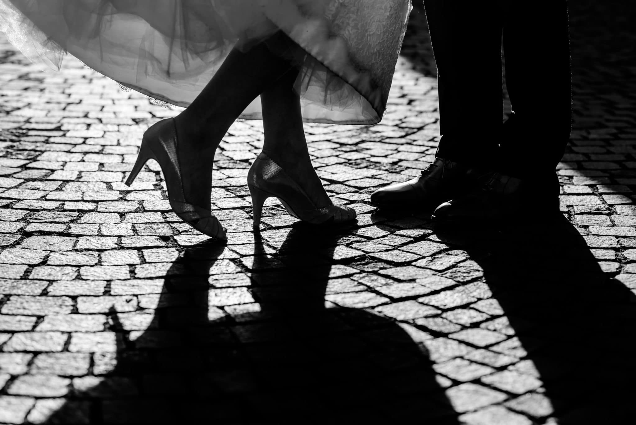 Ombre et lumière sur les pieds des mariés en ville de Vevey