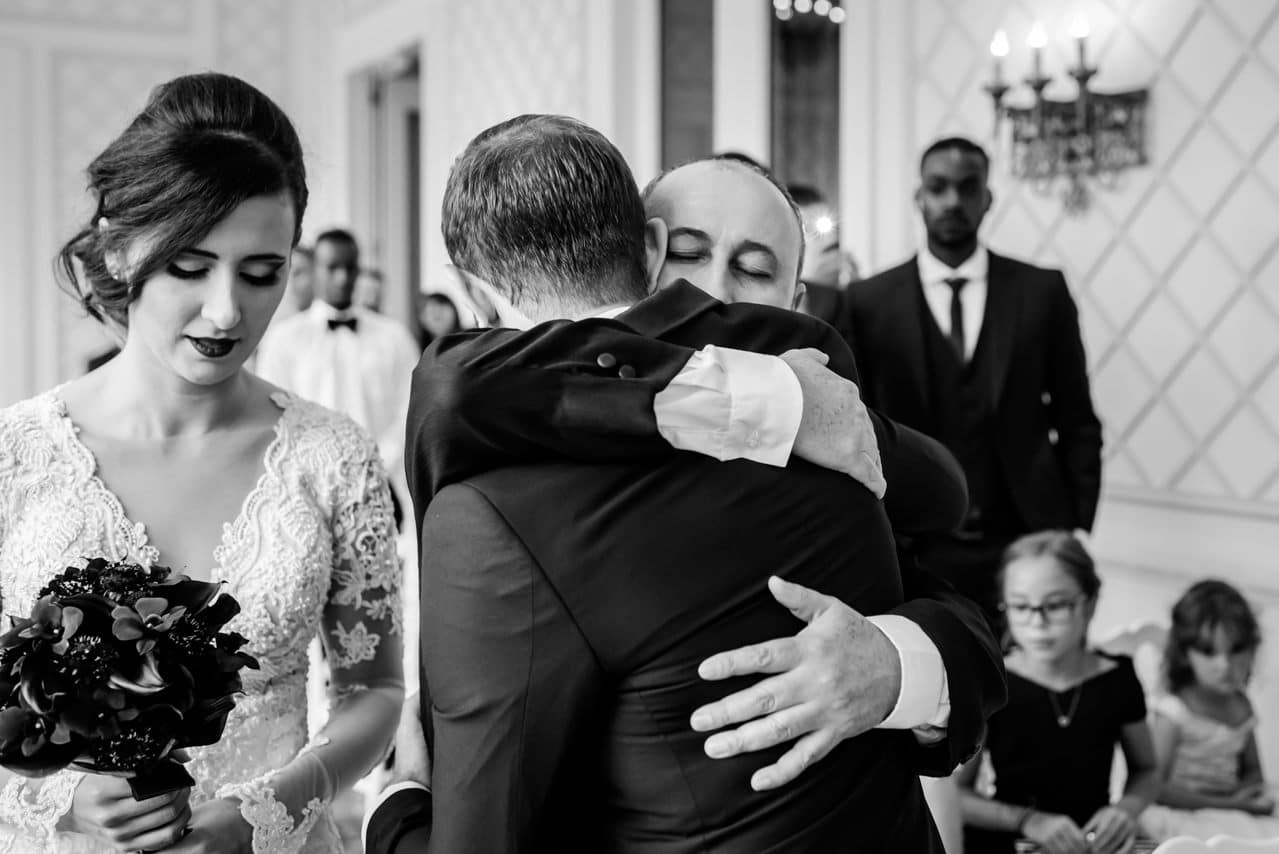 Le marié est félicité à son arrivée à la cérémonie au Beaurivage Palace à Lausanne