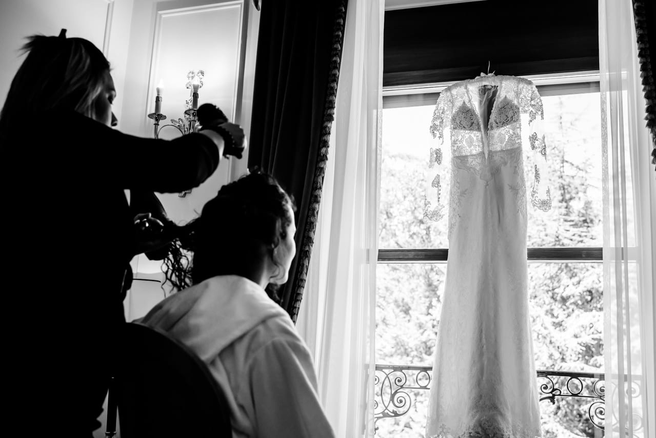 La mariée se fait coiffer au Beaurivage