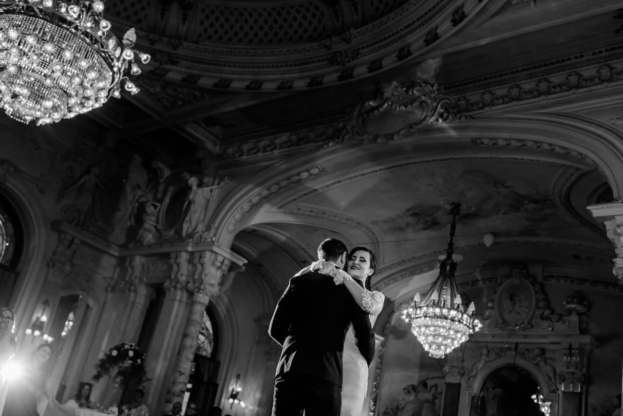 Les mariés lancent le bal au Beaurivage Palace de Lausanne