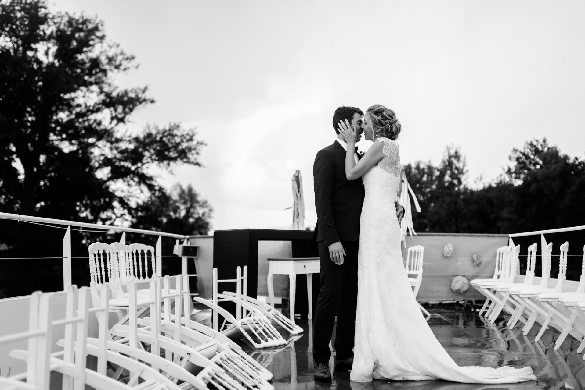 Les mariés s'embrassent sur le bateau