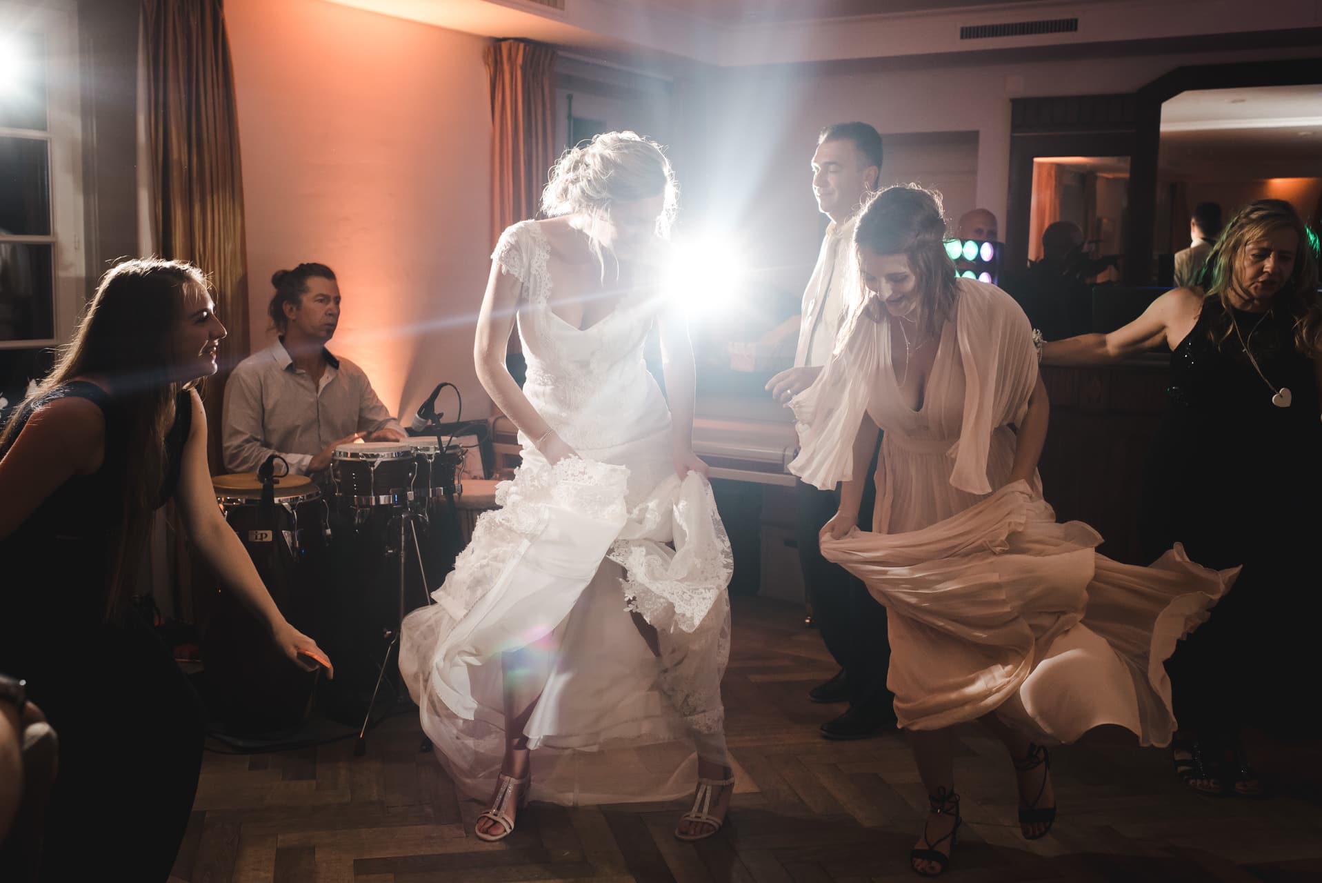 La mariée anime la piste de danse à l'Hôtel de l'Ours à Sugiez
