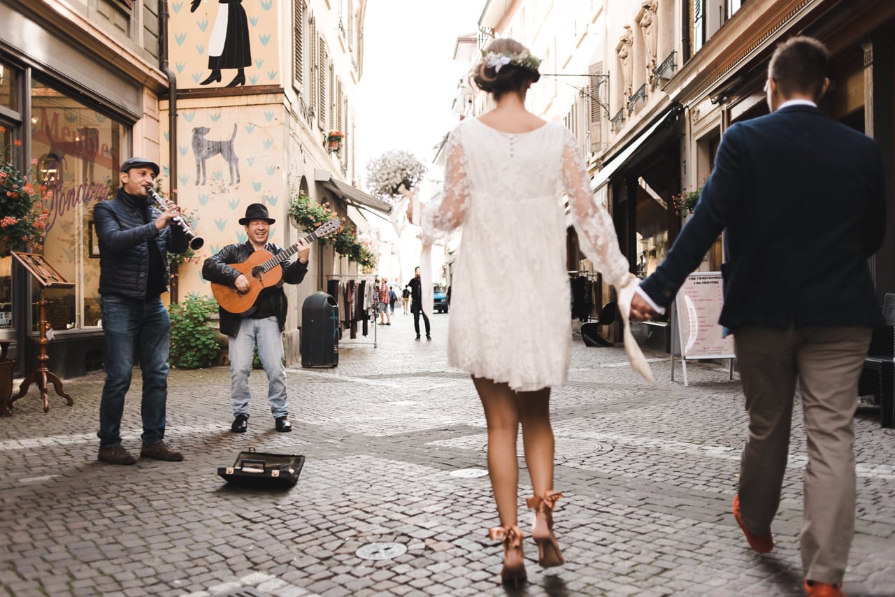 La mariée sur les pavés de Vevey, avec de la musique de rue