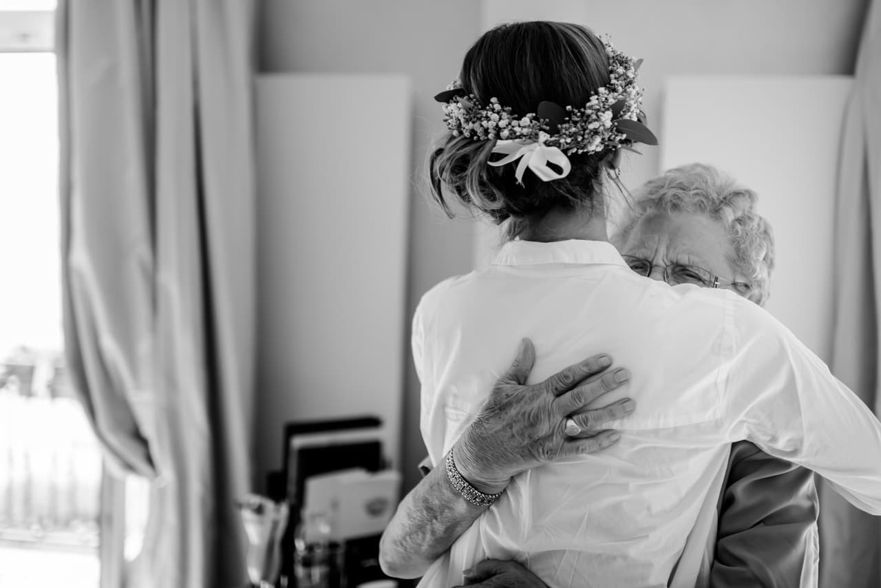 La mariée embrasse sa grand-mère avant la cérémonie à l'Hôtel des Trois-Couronnes