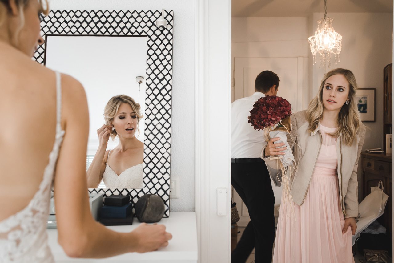 La mariée se découvre dans le miroir