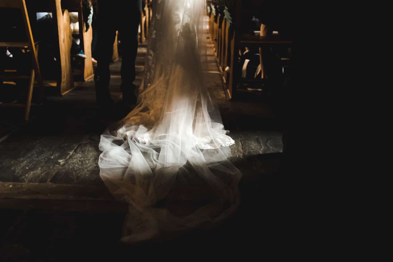 Magnifique jeu de lumière avec la robe de mariée