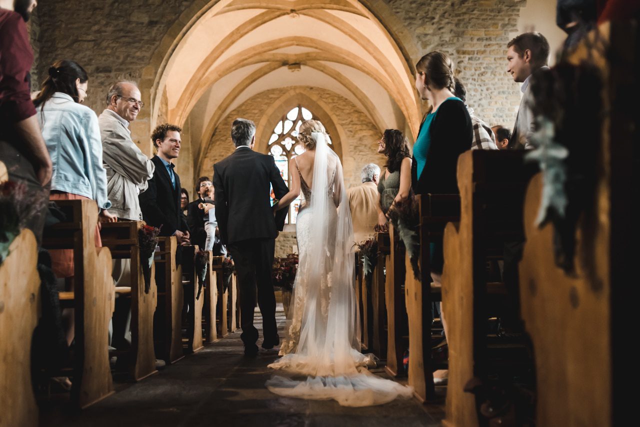 La mariée dans l'allée de l'Eglise, au bras de son père