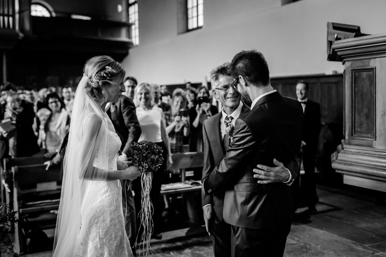 Les mariés lors de la cérémonie de mariage à l'église du Vully