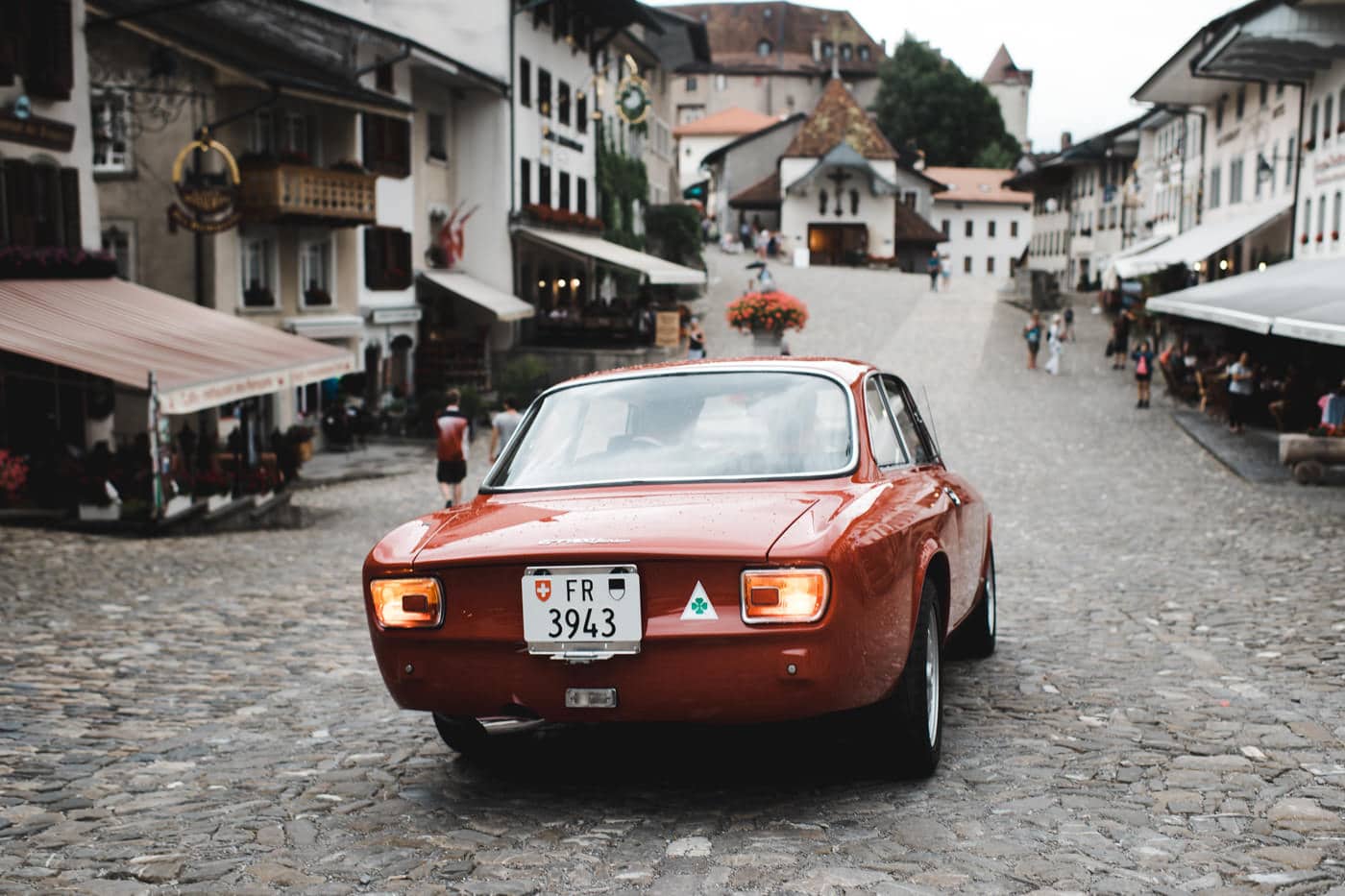 L'Alfa Romeo oldtimer sur les pavés de Gruyères
