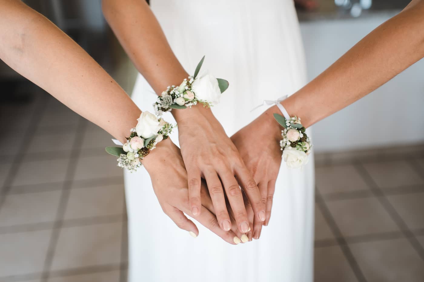 Les mains de la mariée et de sa témoin
