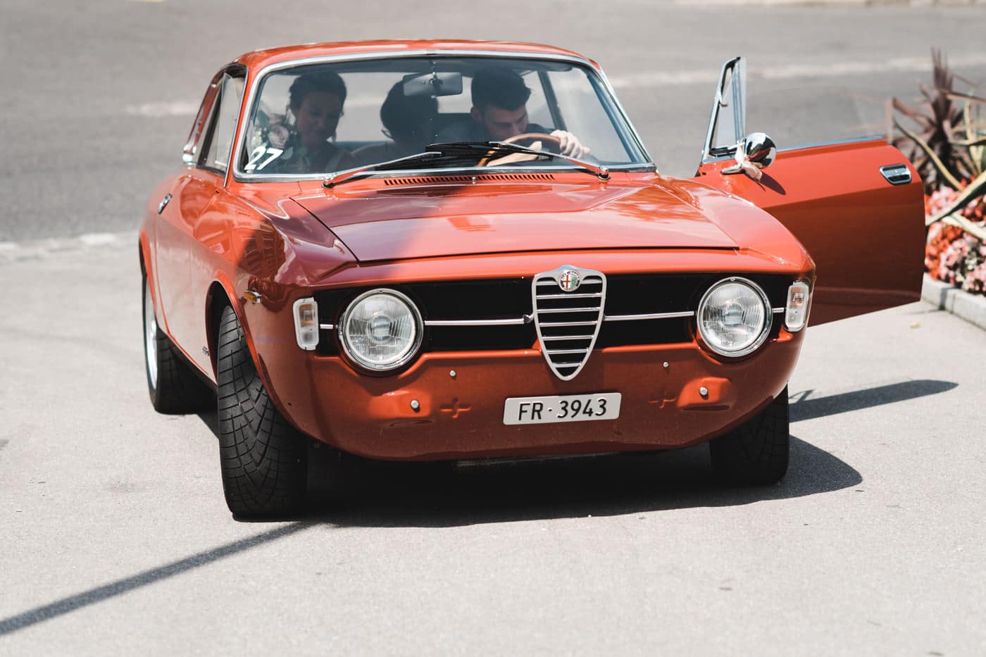 Magnifique Alfa Romeo vintage qui amène les mariés