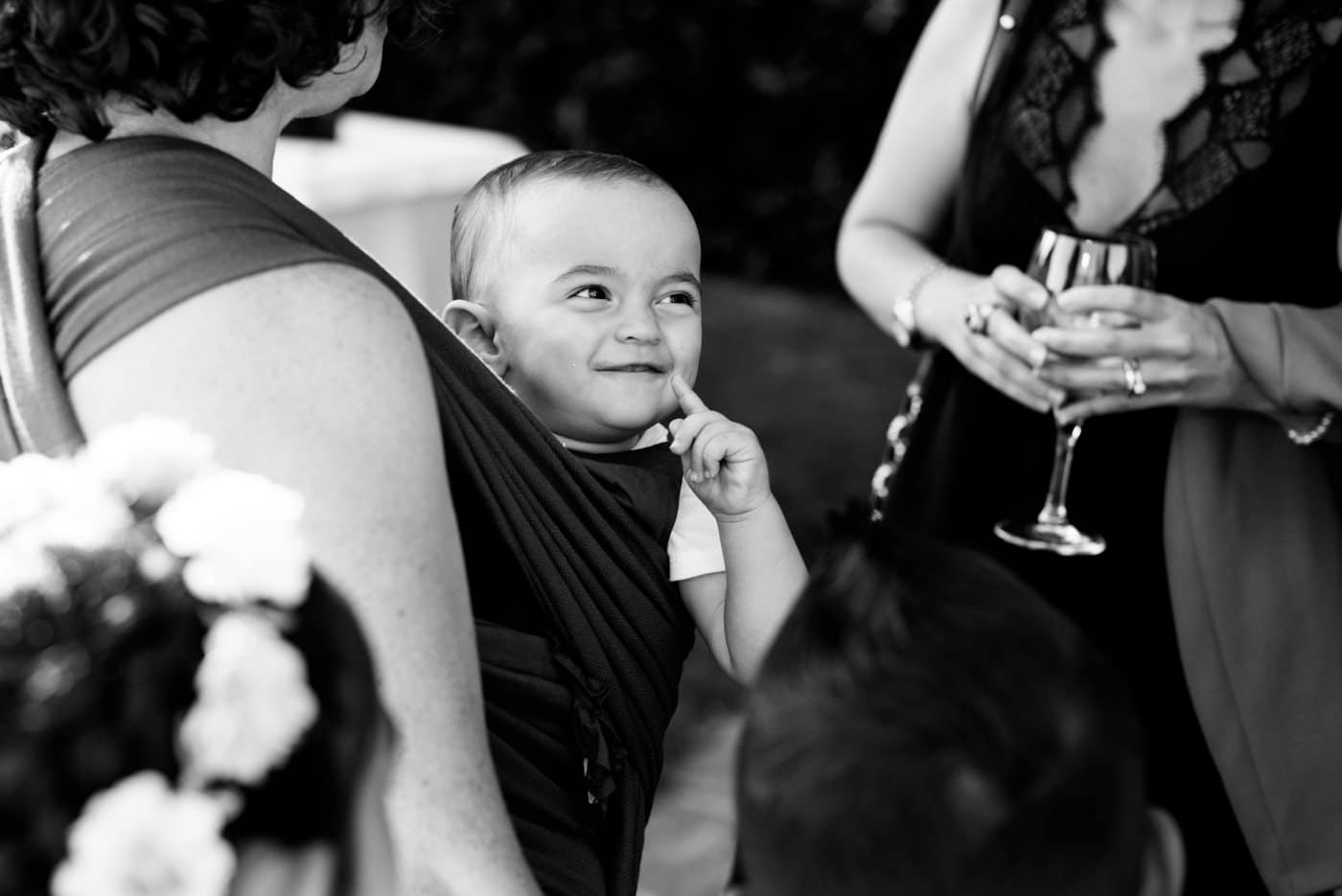 Un bébé heureux d'assister au mariage