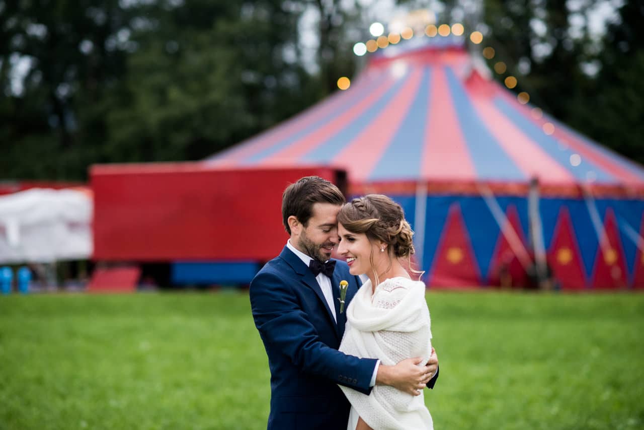 Les mariés posent devant le chapiteau, au cirque!