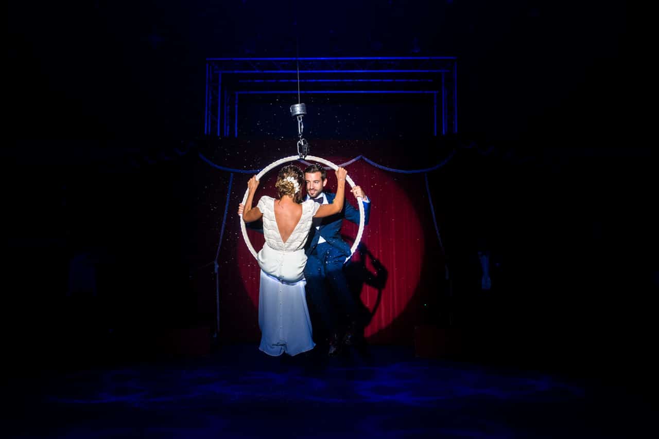 Les mariés dans un cerceau du cirque gruérien