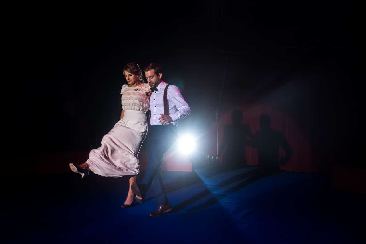 Les mariés dansent sur la scène du cirque