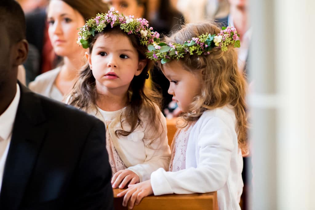 De nombreux enfants assistent au mariage à Gruyères