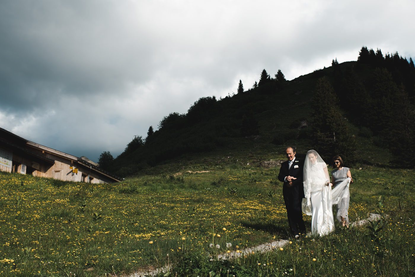 Les mariés arrivent pour la cérémonie à Gstaad
