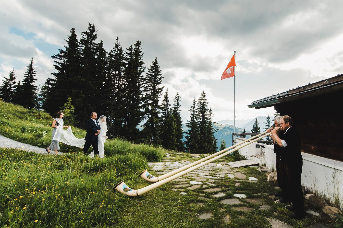 Des cors des Alpes pour accueillir les mariés