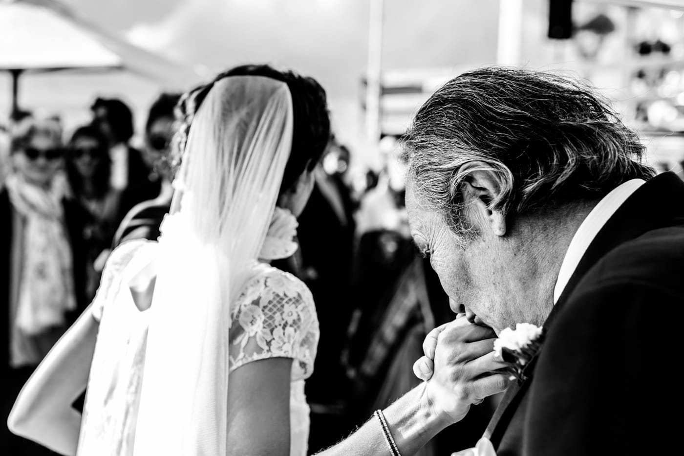 Baise-main du père de la mariée avant de rejoindre l'autel