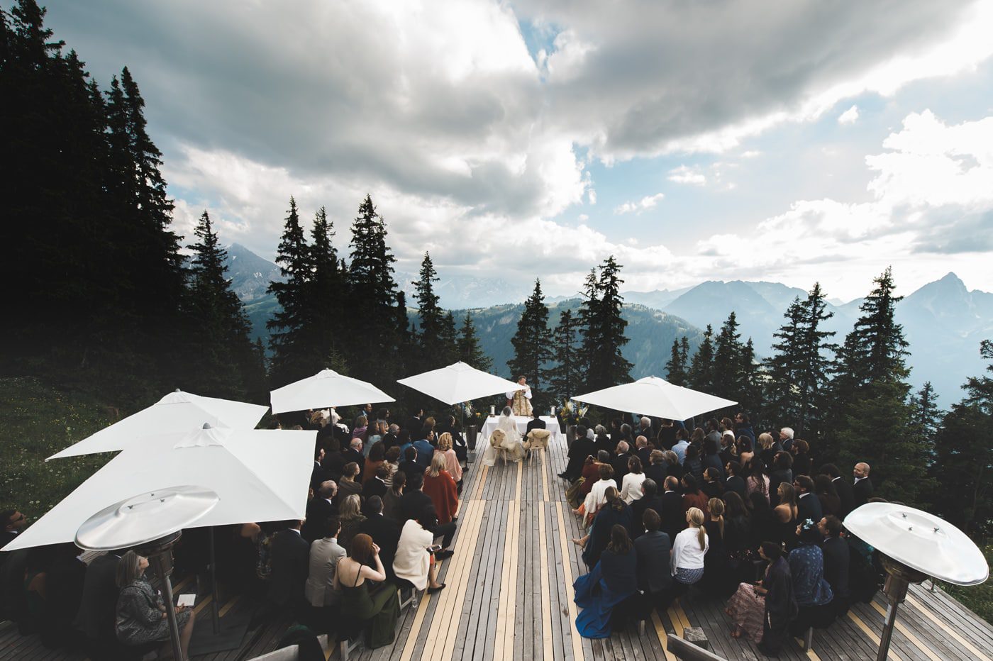 Cérémonie de mariage en plein air au-dessus de Gstaad.