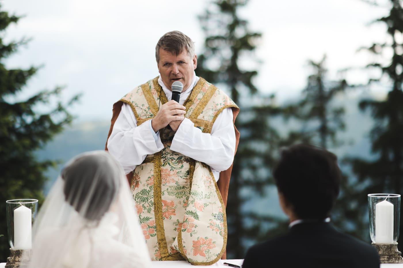Le prêtre anime la cérémonie de mariage à plus de 2000 mètres d'altitude