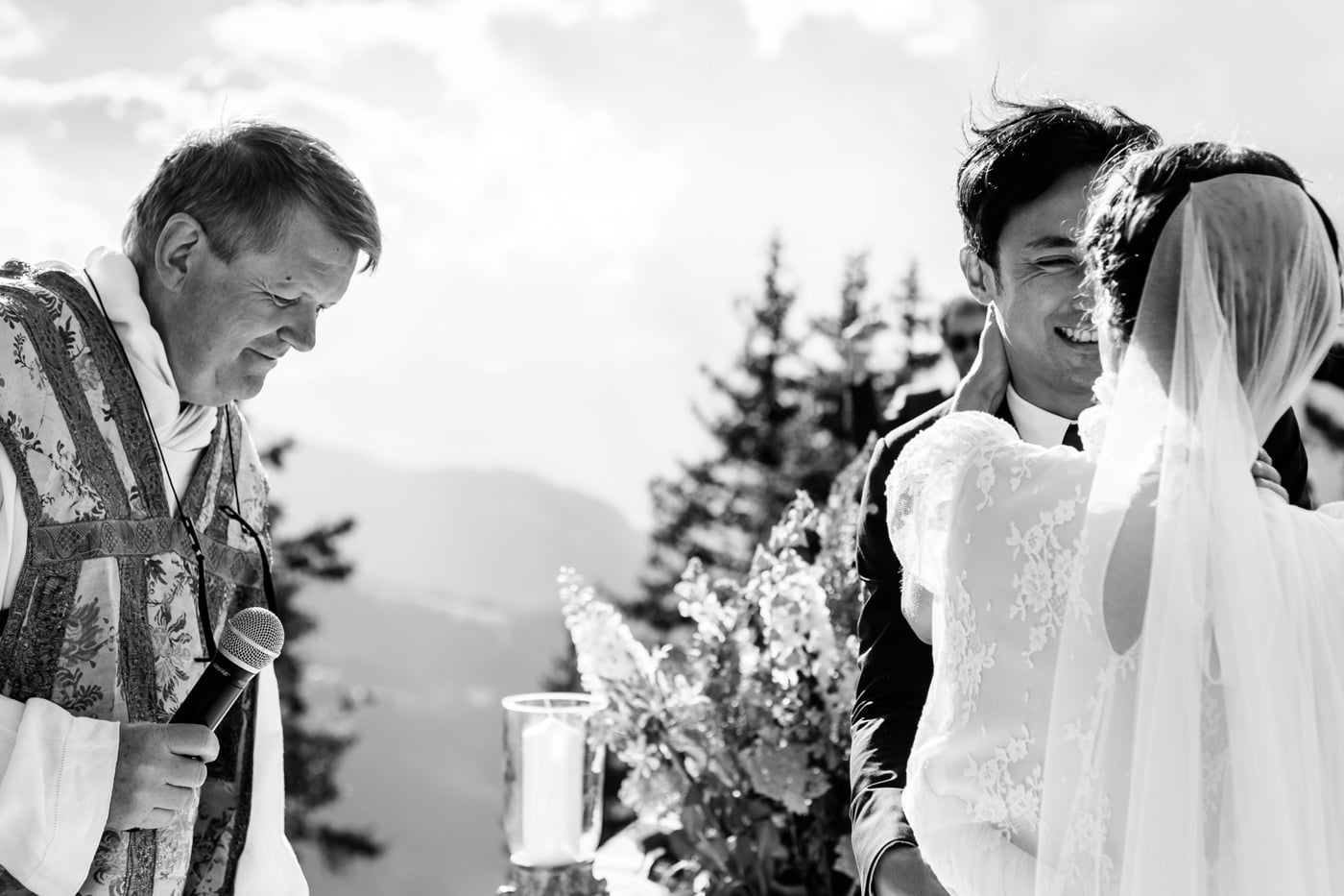 Emotion des mariés au-dessus de Gstaad.