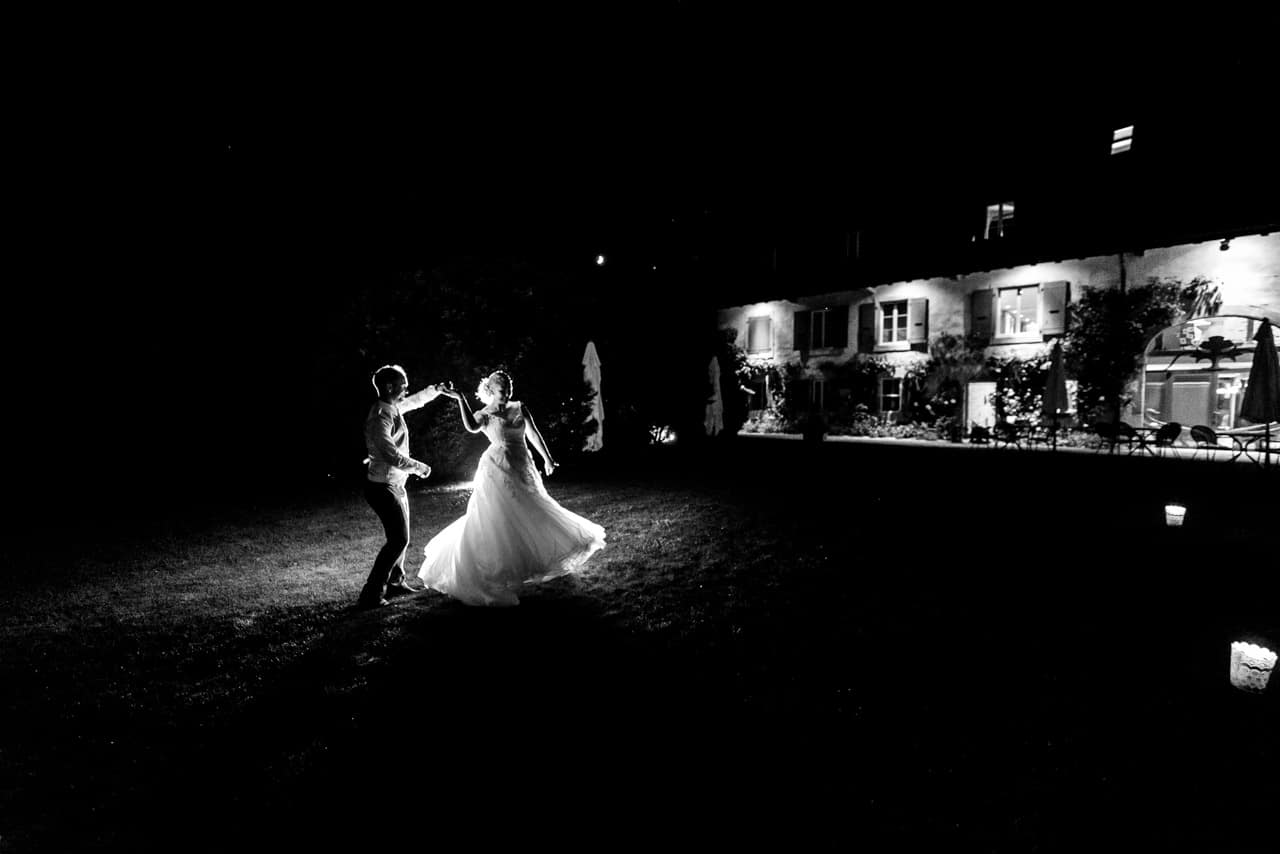 Les mariés s'offrent une danse au clair de lune