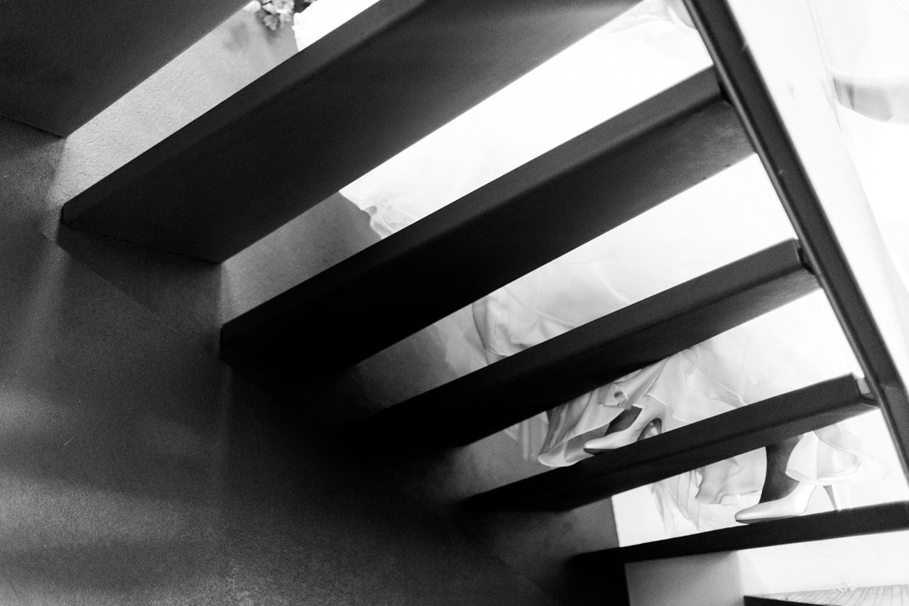 Photo conceptuelle de la mariée descendant un escalier