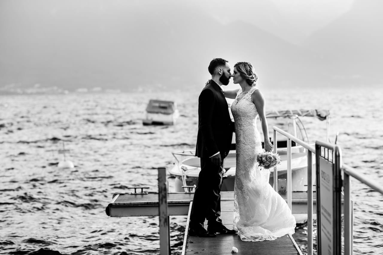 Les mariés s'embrassent au bord du lac