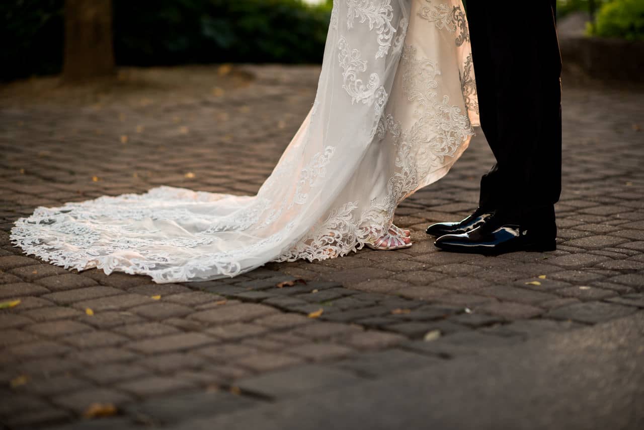 Les pieds des mariés au bord du lac Léman