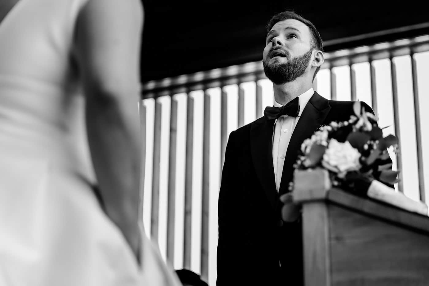 Photo noir et blanc du marié à Guarda Val