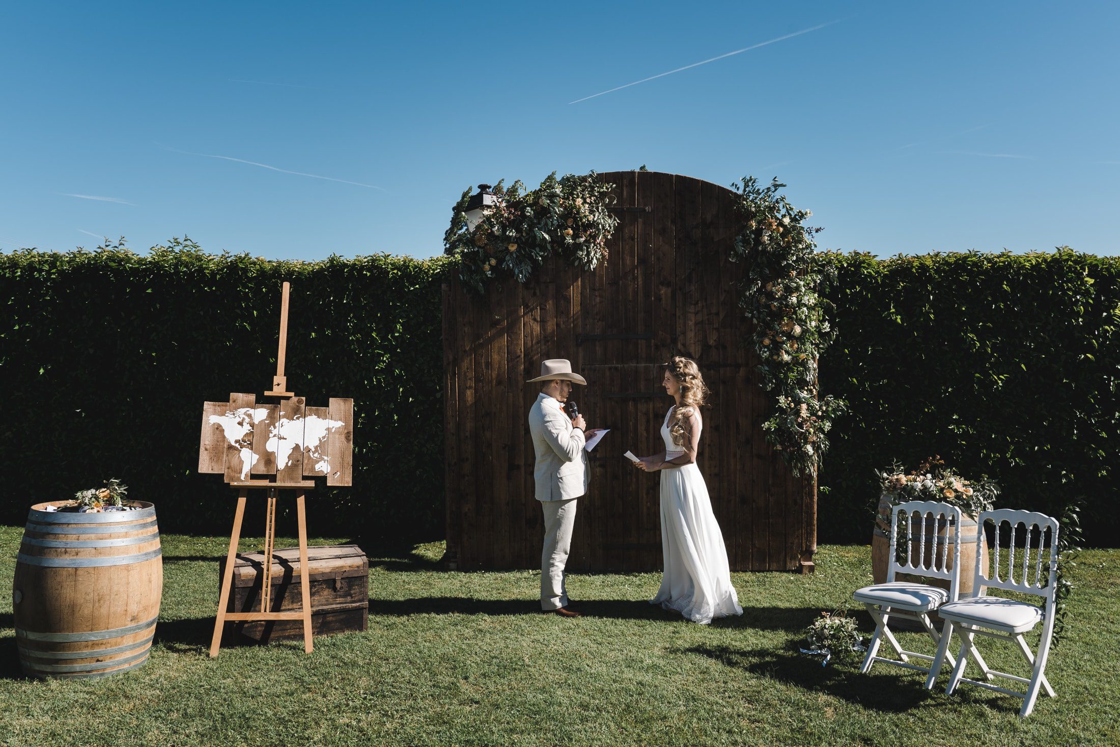 Les mariés font leur promesses dans les jardins du Domaine des Bossons