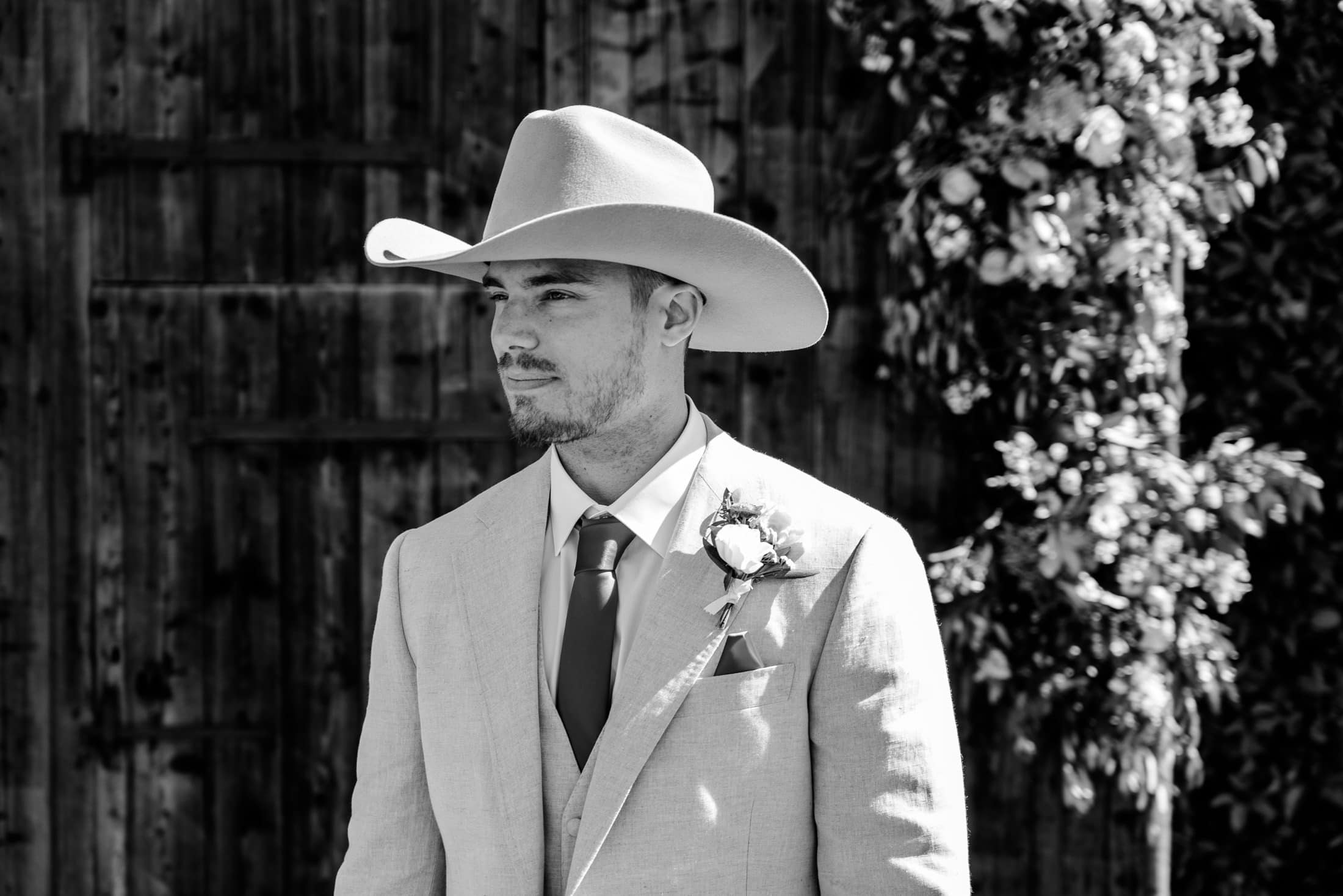Le marié et son chapeau de cowboy