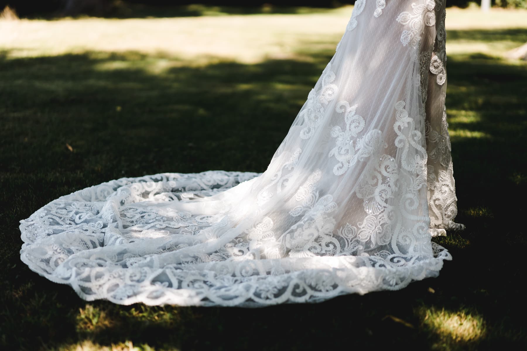 La très belle robe de la mariée et sa traîne