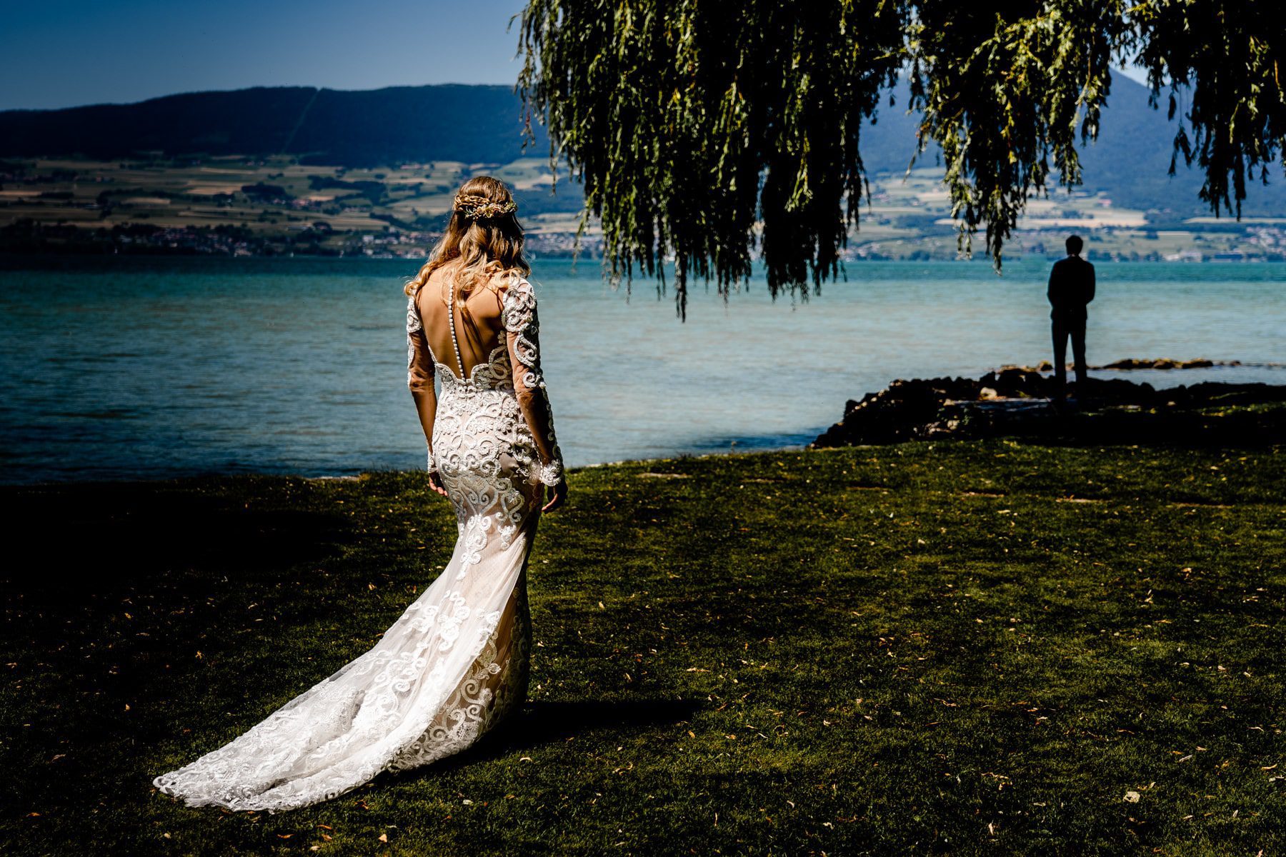 La mariée se rend à la cérémonie au bord du lac