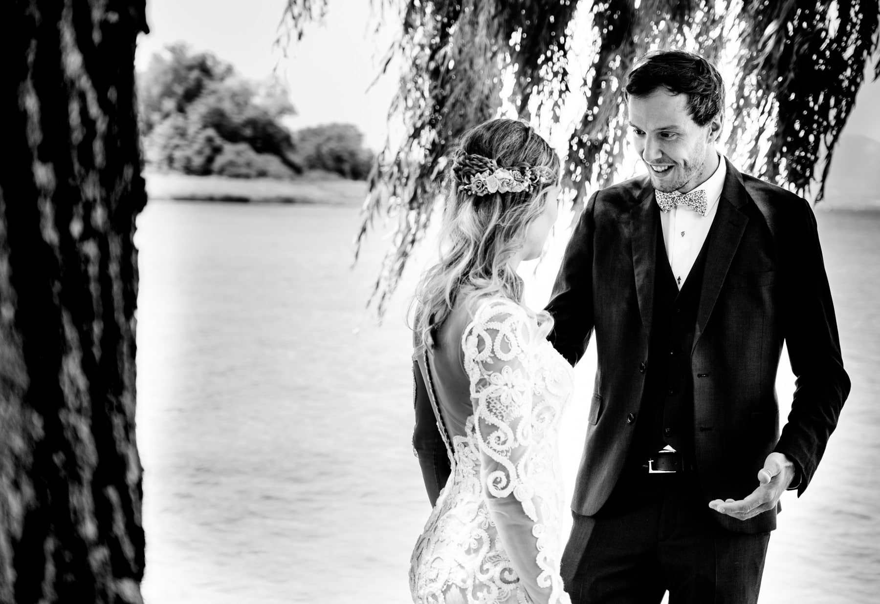 Complices, les mariés posent au bord du lac d'Estavayer