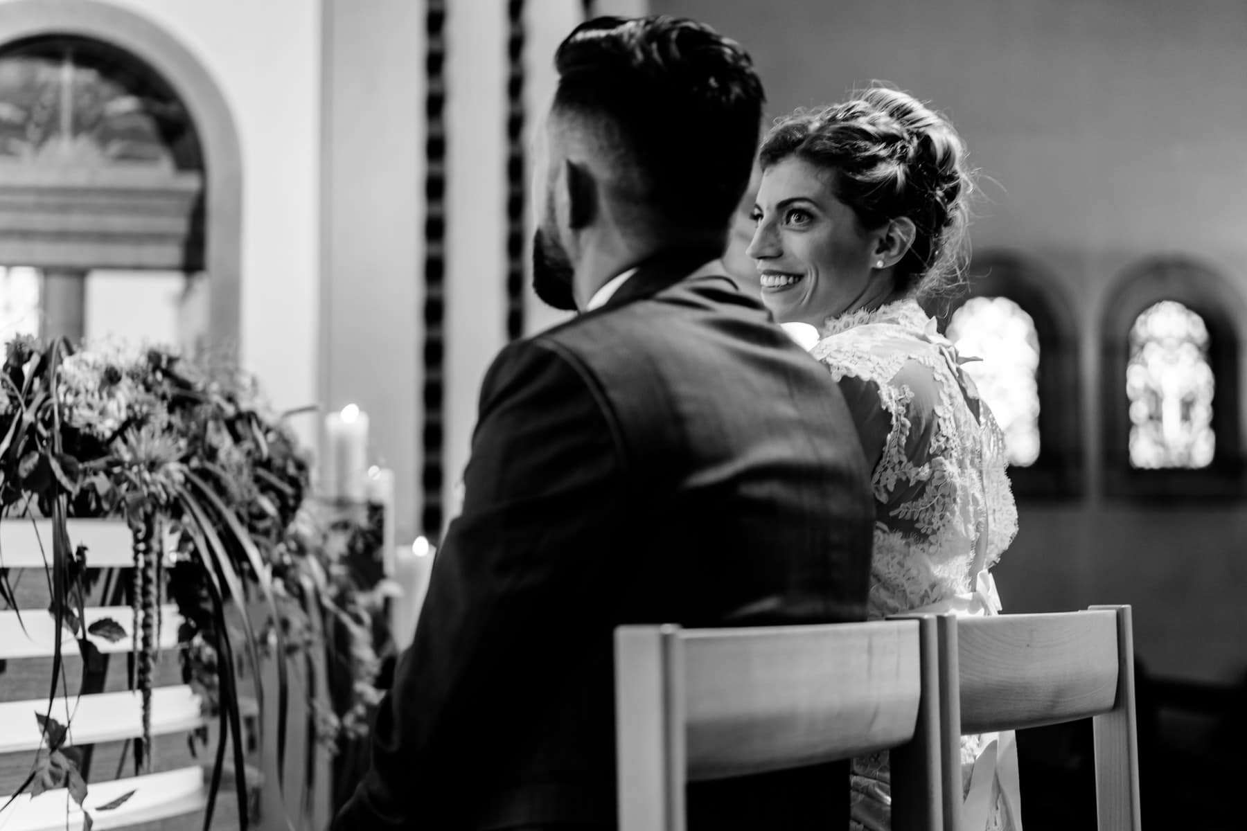 La mariée jette un regard à son époux durant la cérémonie
