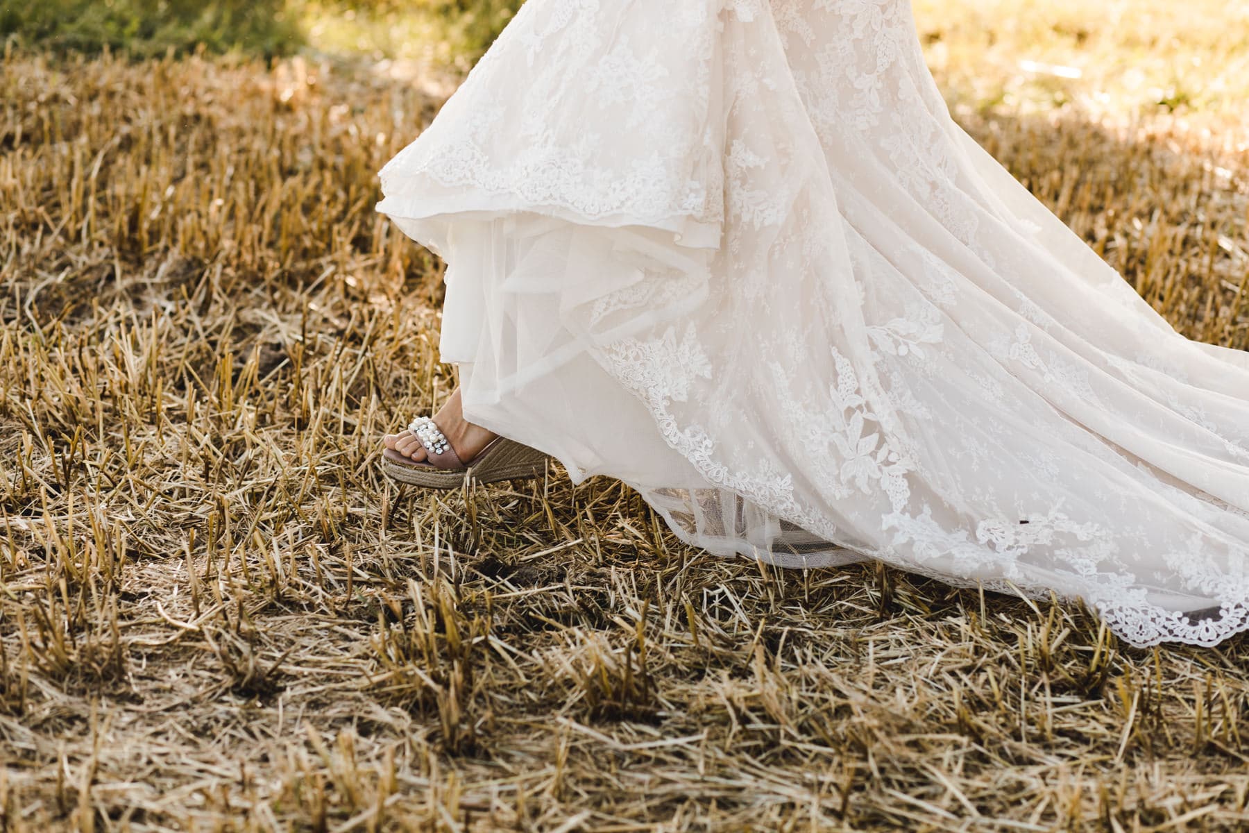 Gros plan sur la robe de mariée au milieu des blés
