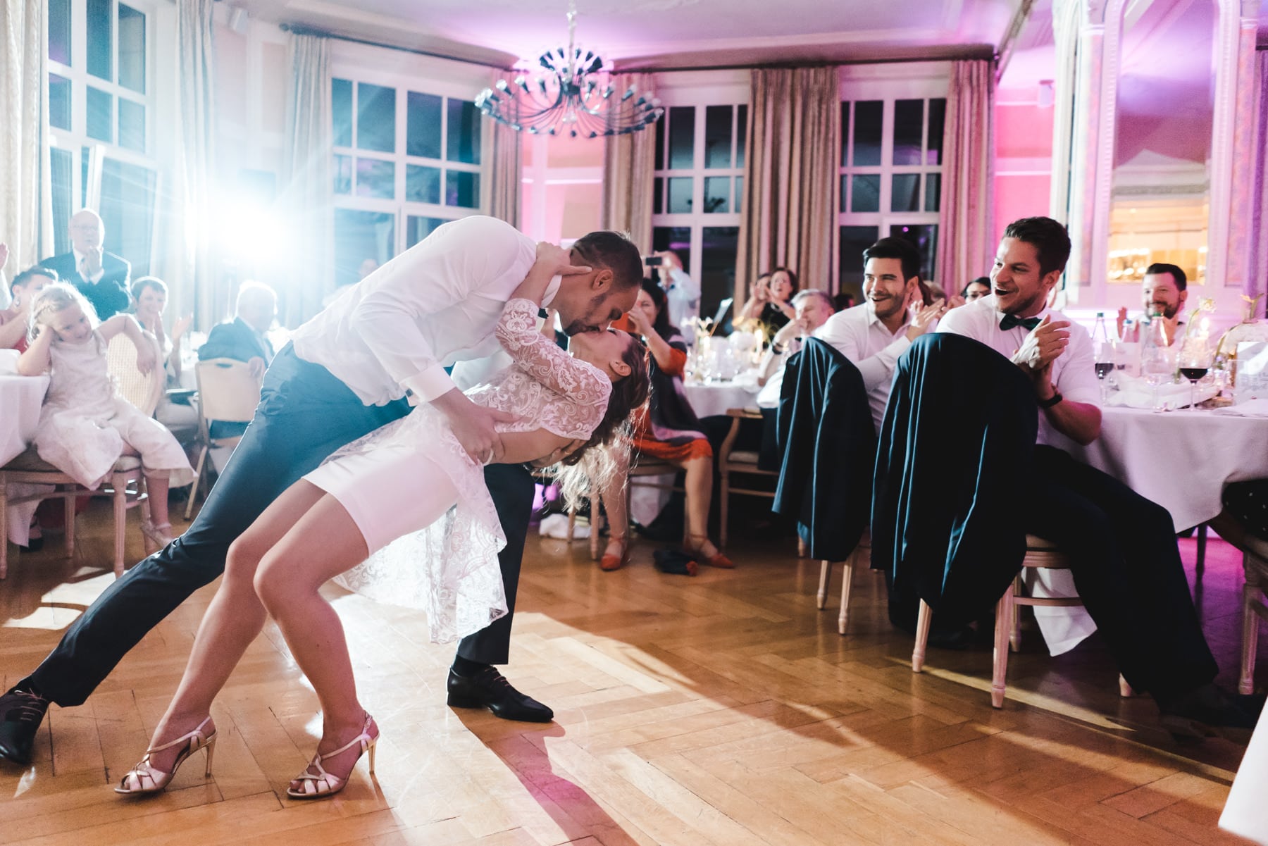 Les mariés ne s'économisent pas lors du bal de mariage au Grand Hôtel des Rasses