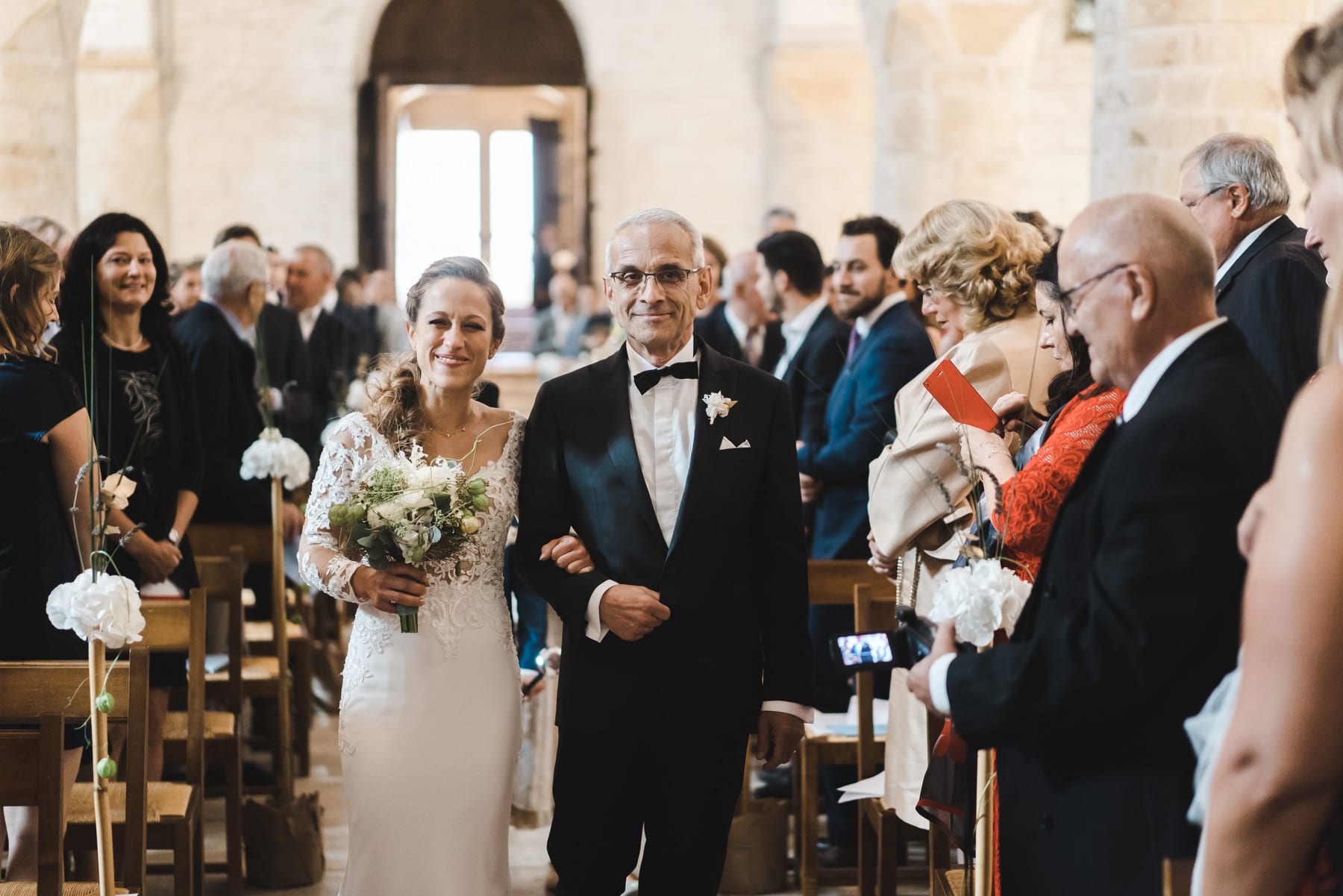 La mariée arrive au bras de son père à Romainmôtier
