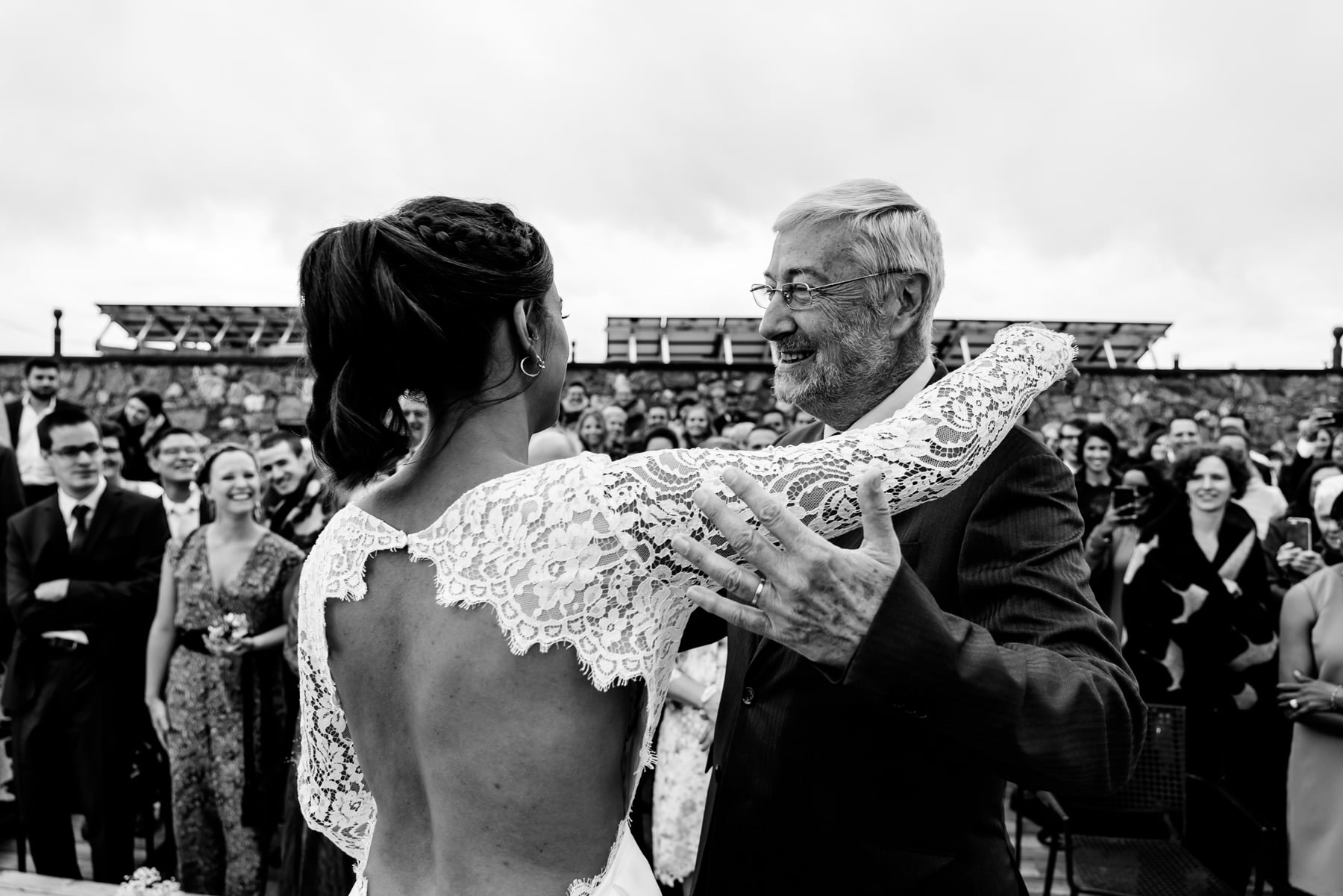 Complicité et émotion sont visibles lors de la cérémonie de mariage au Chetzeron