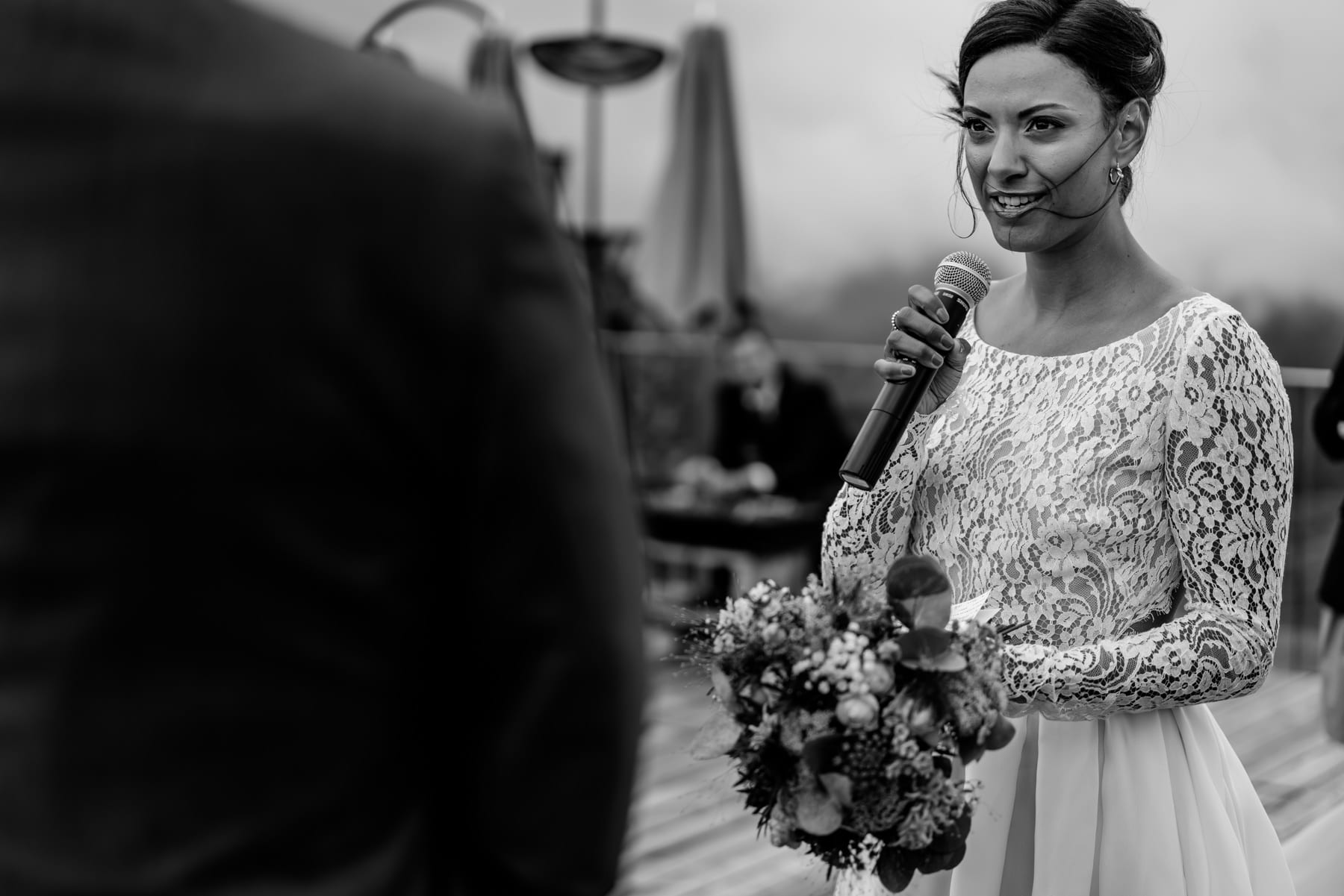 La mariée s'adresse à son époux lors de la cérémonie au Chetzeron