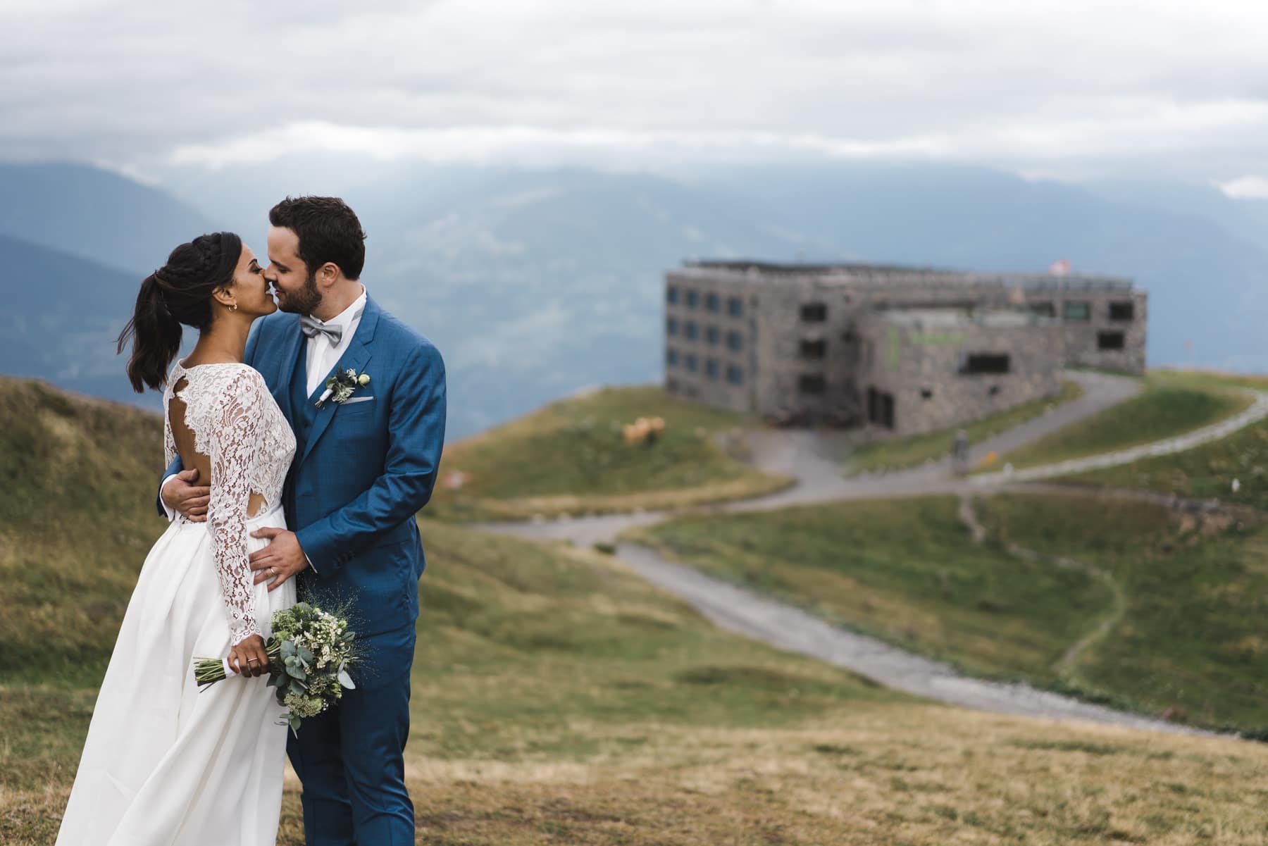Un bisou des mariés avec vue sur le Chetzeron, en Valais