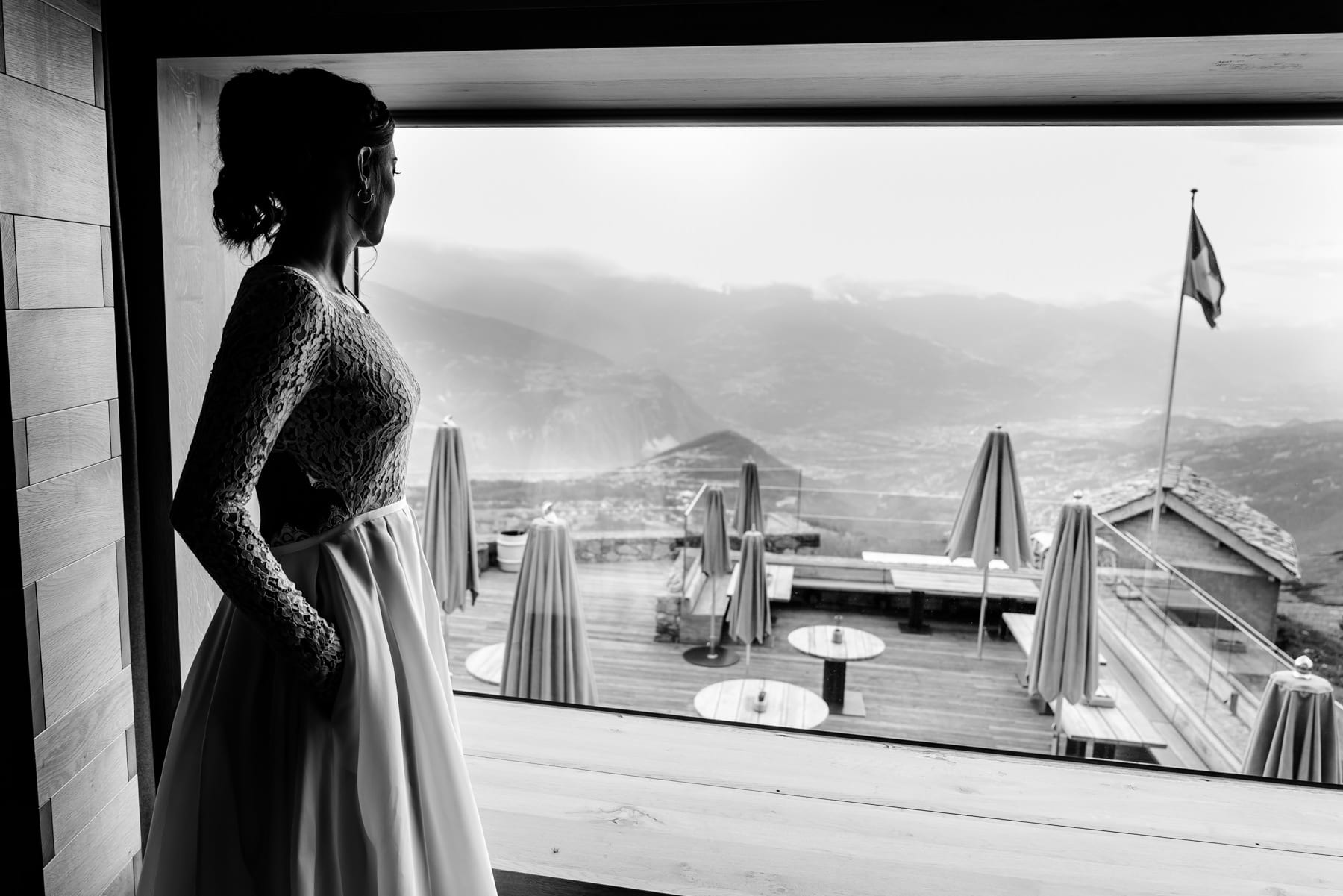 La mariée contemple le panorama par le Chetzeron, en Valais.