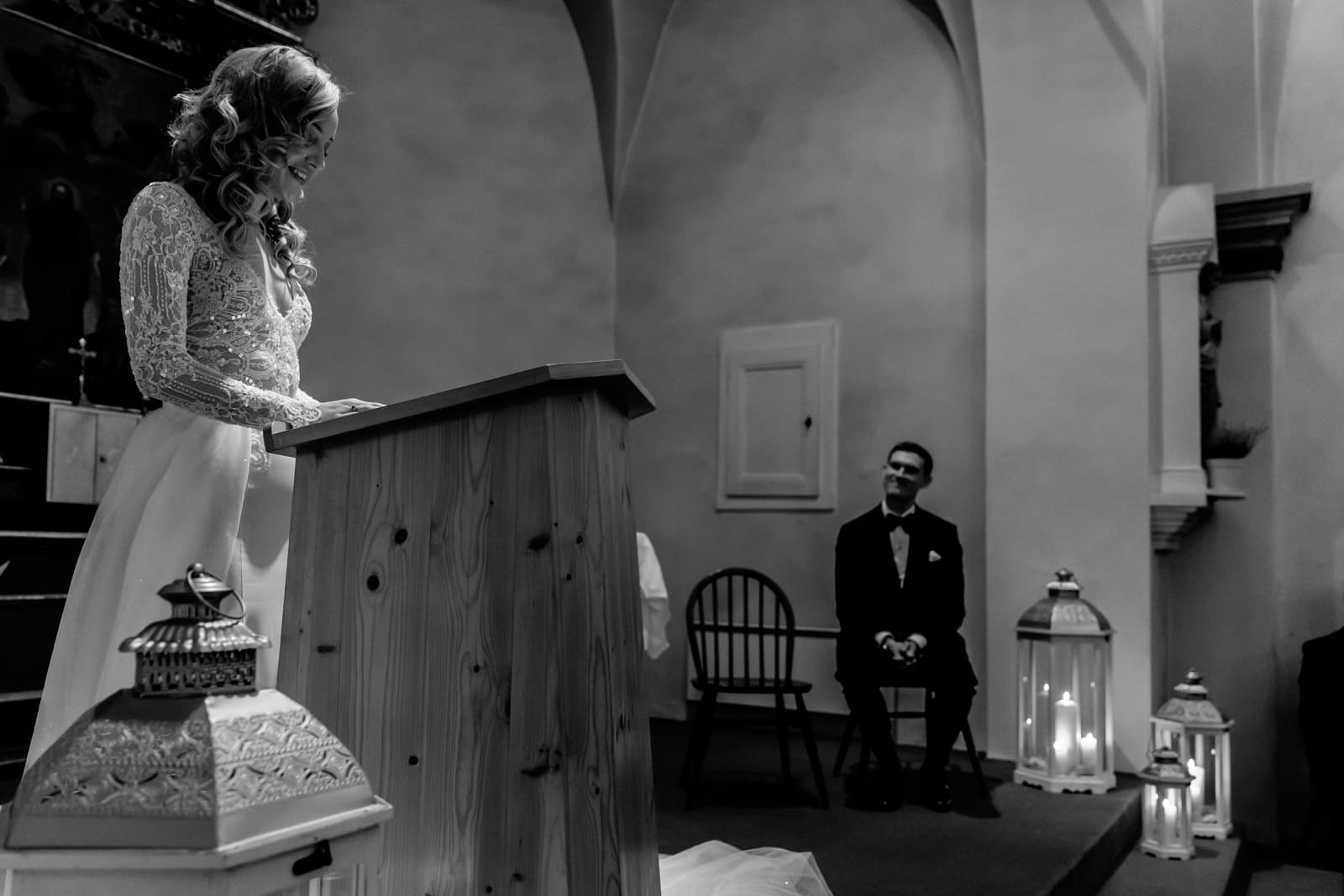 Lecture de la mariée pendant la cérémonie sous les yeux de son futur époux