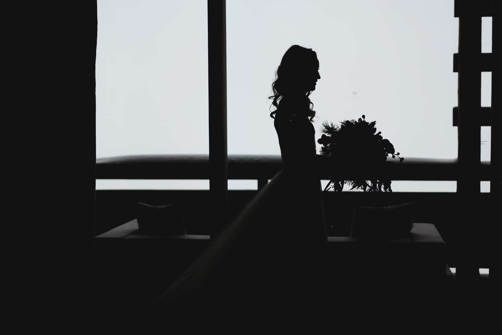 Silhouette de la mariée pendant un jour blanc à l'hotel W de Verbier