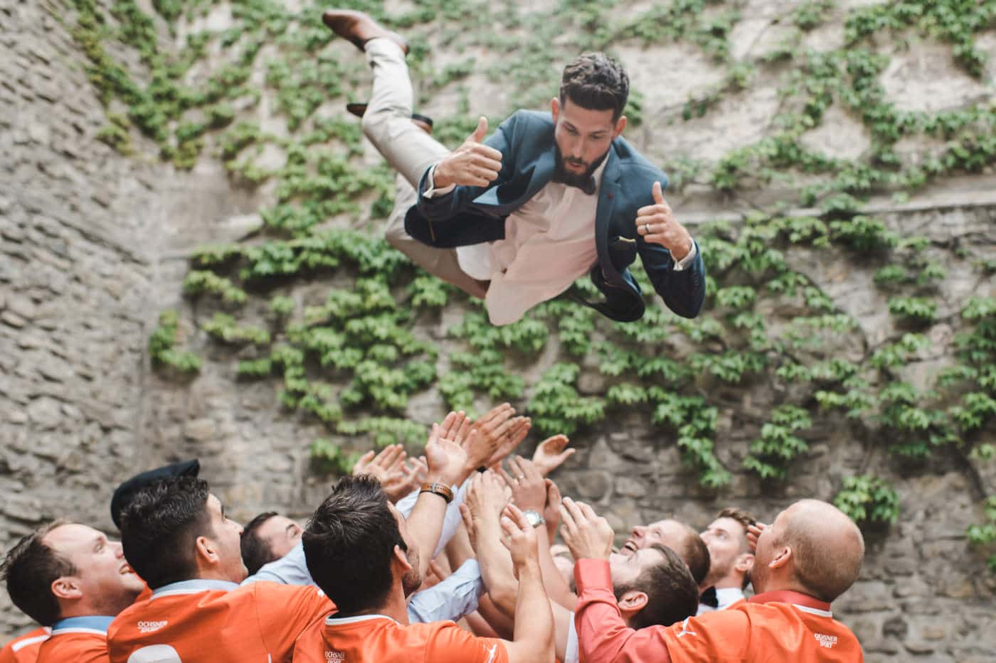 Le marié jeté dans les airs