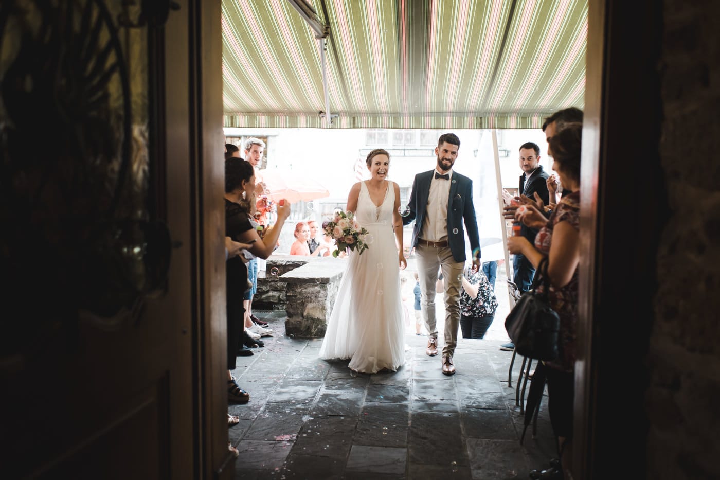 Les mariés arrivent à la salle des Colombettes à Vaulruz